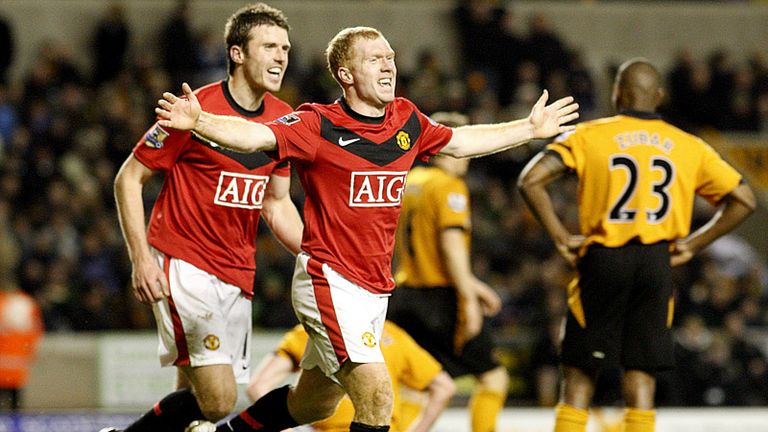 Paul Scholes celebrates scoring the winner and his 100th Premier League goal