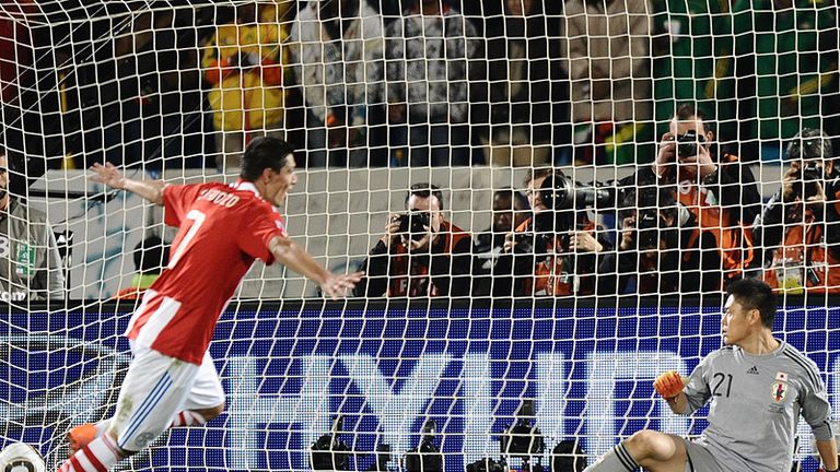 Oscar Cardozo tucks away his penalty to put Paraguay in the quarter-finals