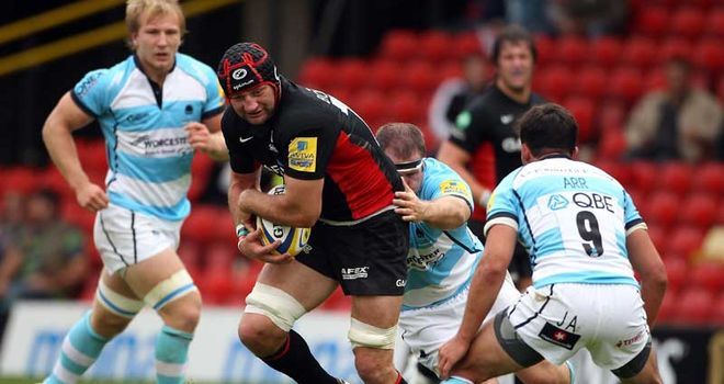 Sarries skipper Steve Borthwick bursts throuh the Worcester defence