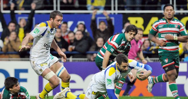 Julien Malzieu reaches out to score Clermont&#39;s first try against Leicester