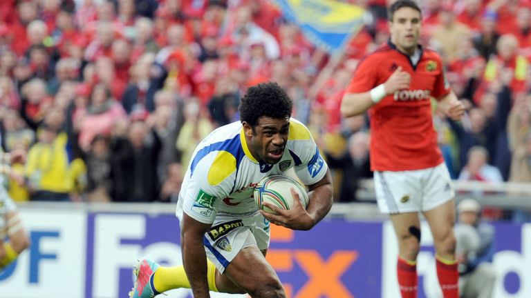 Clermont&#39;s Napolioni Nalaga goes over for the first try