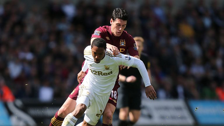 Swansea City's Jonathan de Guzman and Manchester City's Gareth Barry battle for the ball