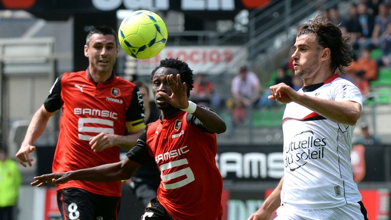 Rennes forward Jonathan Pitroipa vies with Nice defender Nemanja Pejcinovic