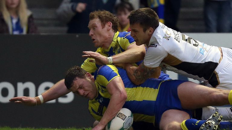 Warrington Wolves Simon Grix scores a try against Hull FC during the Super League match at The Halliwell Jones Stadium