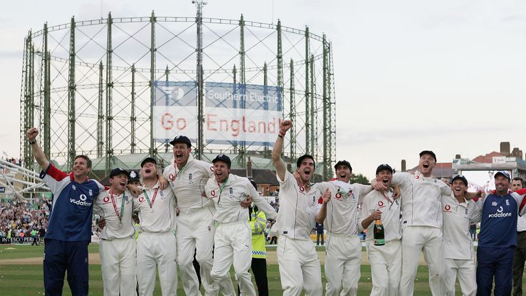LONDON - SEPTEMBER 12:  The England team celebrate after regaining the Ashes during day five of the Fifth npower Ashes Test match between England and Australia at the Brit Oval on September 12, 2005 in London, England.  (Photo by Tom Shaw/Getty Images)