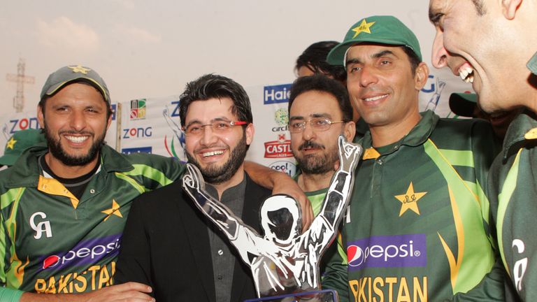 Pakistan captain Misbah-ul-Haq and teammates pose with the series trophy after victory over Zimbabwe on August 31, 2013 foliowing the third and final one-day international at the Harare Sports Club.