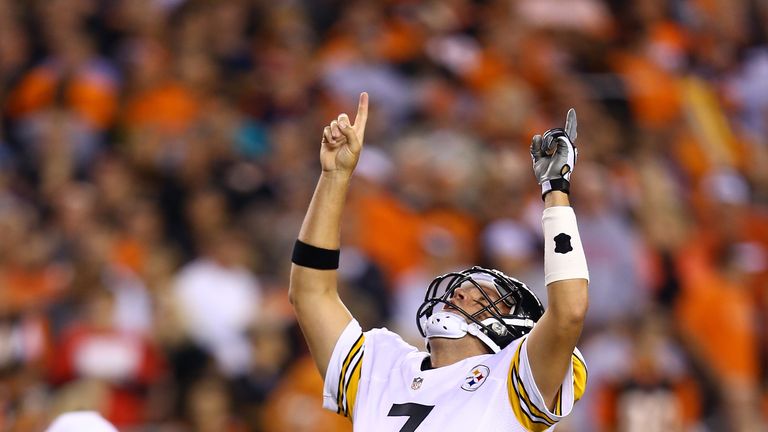 CINCINNATI, OH - SEPTEMBER 16:  Quarterback Ben Roethlisberger #7 of the Pittsburgh Steelers celebrates after throwing a one-yard touchdown pass in the second quarter against the Cincinnati Bengals at Paul Brown Stadium on September 16, 2013 in Cincinnati, Ohio.  (Photo by Andy Lyons/Getty Images)