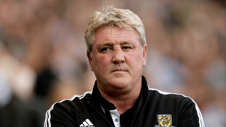 HULL, ENGLAND - SEPTEMBER 28:  Steve Bruce the Hull City manager looks on prior to kickoff during the Barclays Premier League match between Hull City and West Ham United at KC Stadium on September 28, 2013 in Hull, England.  (Photo by Gareth Copley/Getty Images)