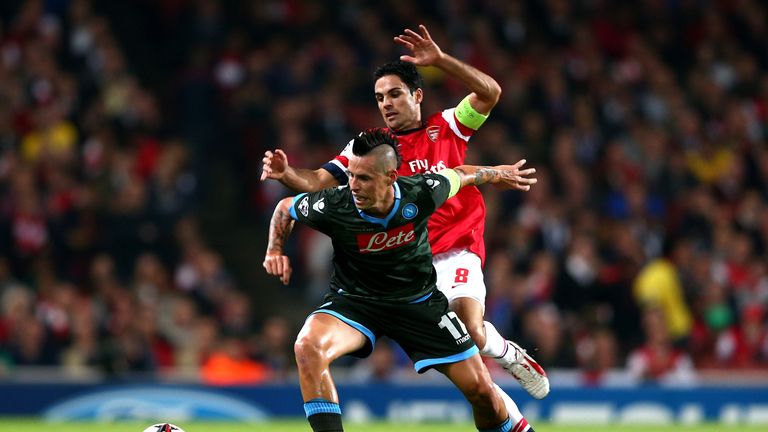 LONDON, ENGLAND - OCTOBER 01:  Marek Hamsik of Napoli is challenged by Mikel Arteta of Arsenal during UEFA Champions League Group F match between Arsenal FC and SSC Napoli at Emirates Stadium on October 1, 2013 in London, England.  (Photo by Paul Gilham/Getty Images)