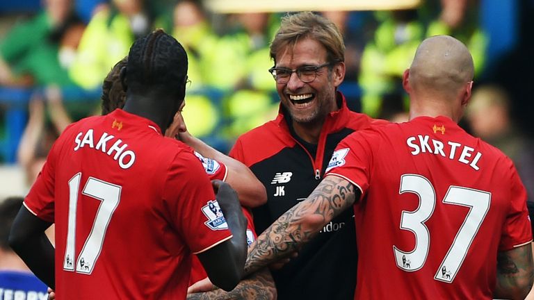 epa05004721 Liverpool manager Jurgen Klopp (centre) congratulates Liverpool's Mamadou Sakho (centre left) and Martin Skrtel (centre right) at the end of th