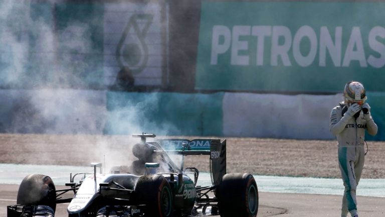 Il ritiro di Hamilton a Sepang (foto getty)